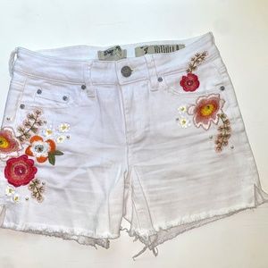 Indigo Rein White shorts with Flowers Size 7 Frayed edges Pearls